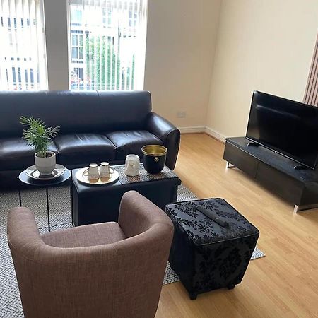 2-Bed Apartment - Sleeps 4 - Street Parking - Wifi Manchester Dış mekan fotoğraf