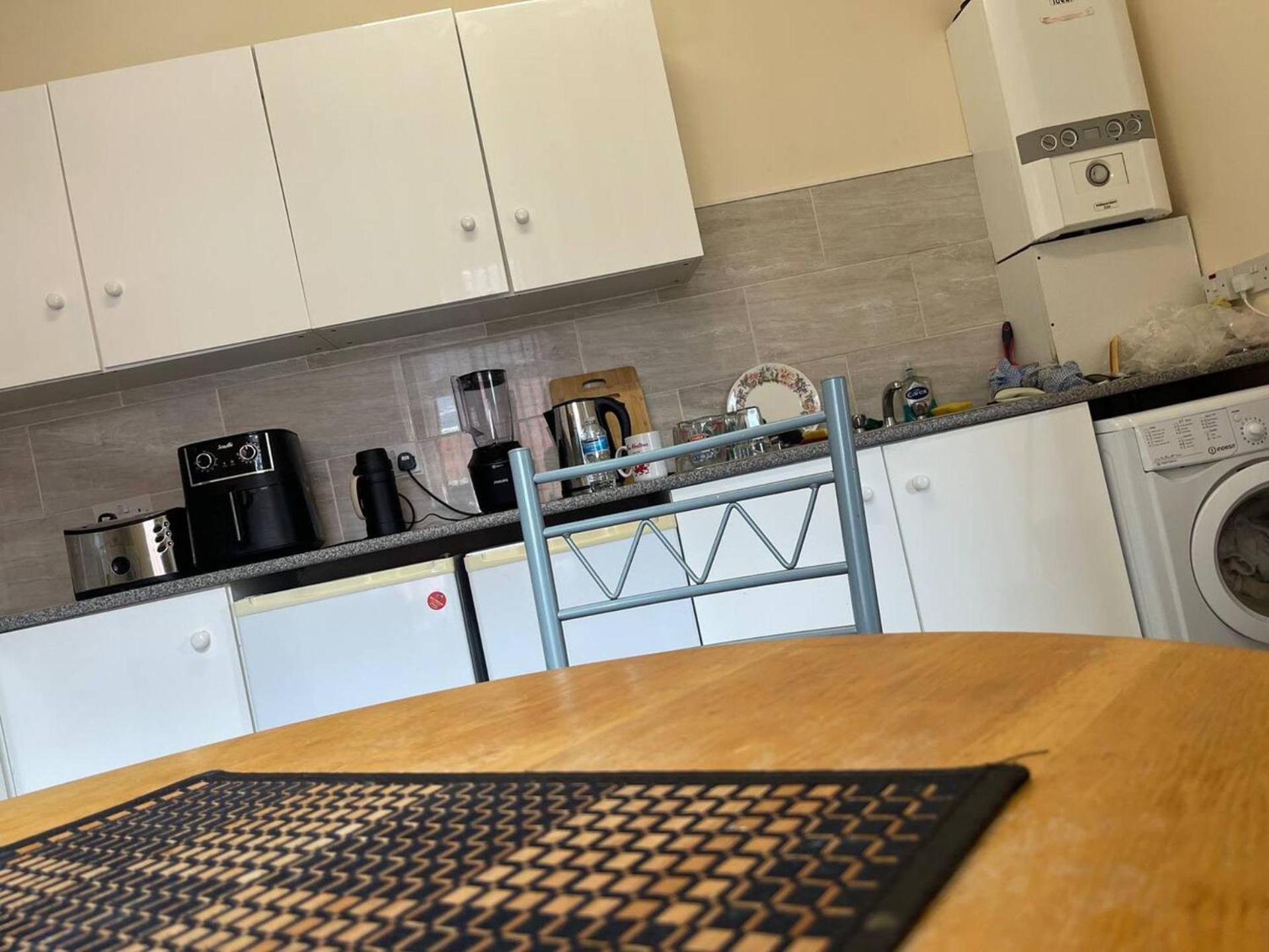 2-Bed Apartment - Sleeps 4 - Street Parking - Wifi Manchester Dış mekan fotoğraf