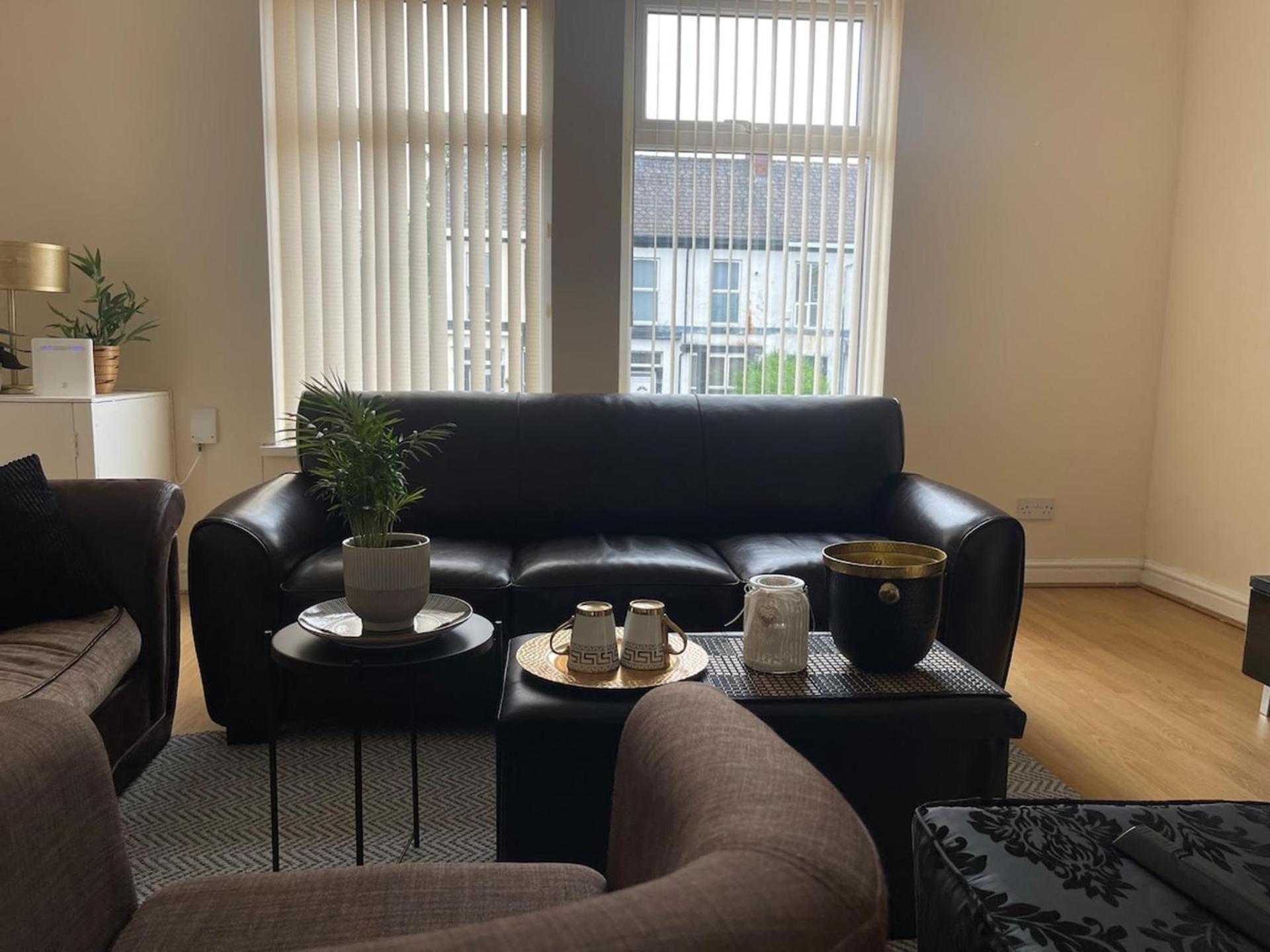 2-Bed Apartment - Sleeps 4 - Street Parking - Wifi Manchester Dış mekan fotoğraf