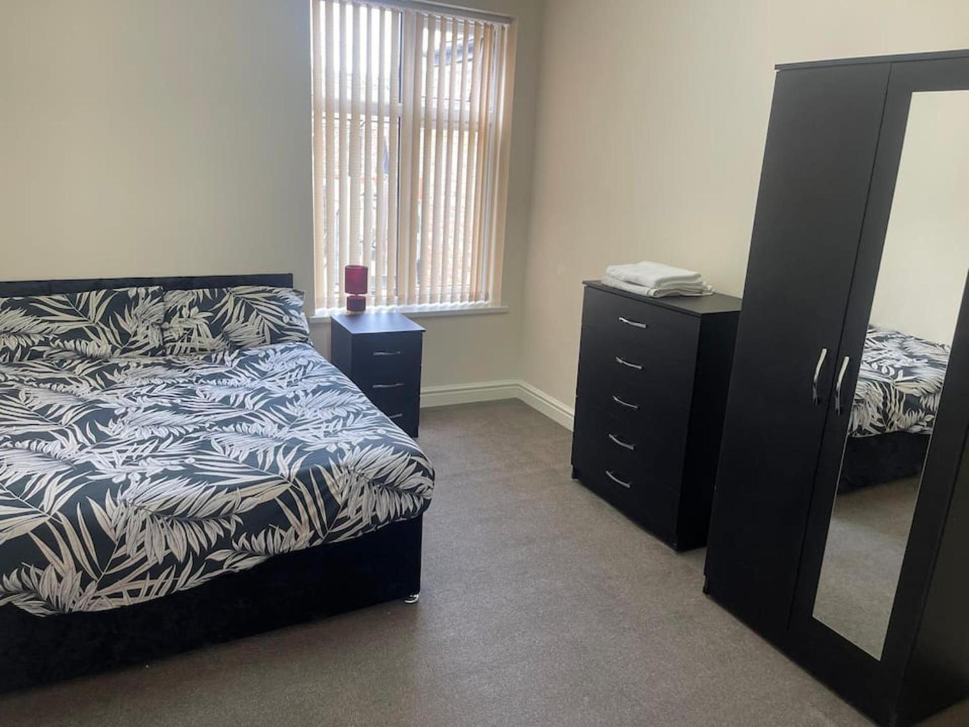 2-Bed Apartment - Sleeps 4 - Street Parking - Wifi Manchester Dış mekan fotoğraf