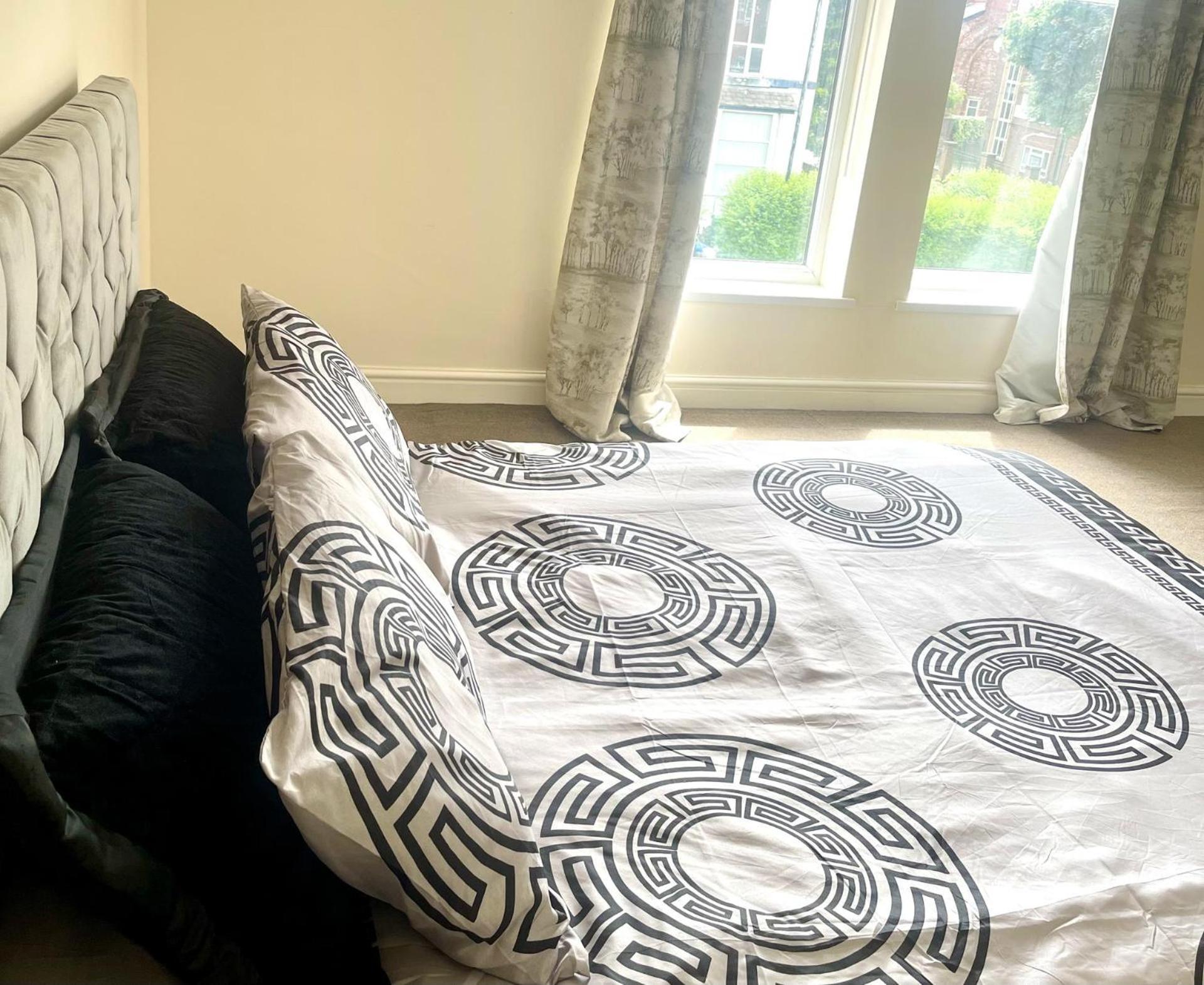 2-Bed Apartment - Sleeps 4 - Street Parking - Wifi Manchester Dış mekan fotoğraf