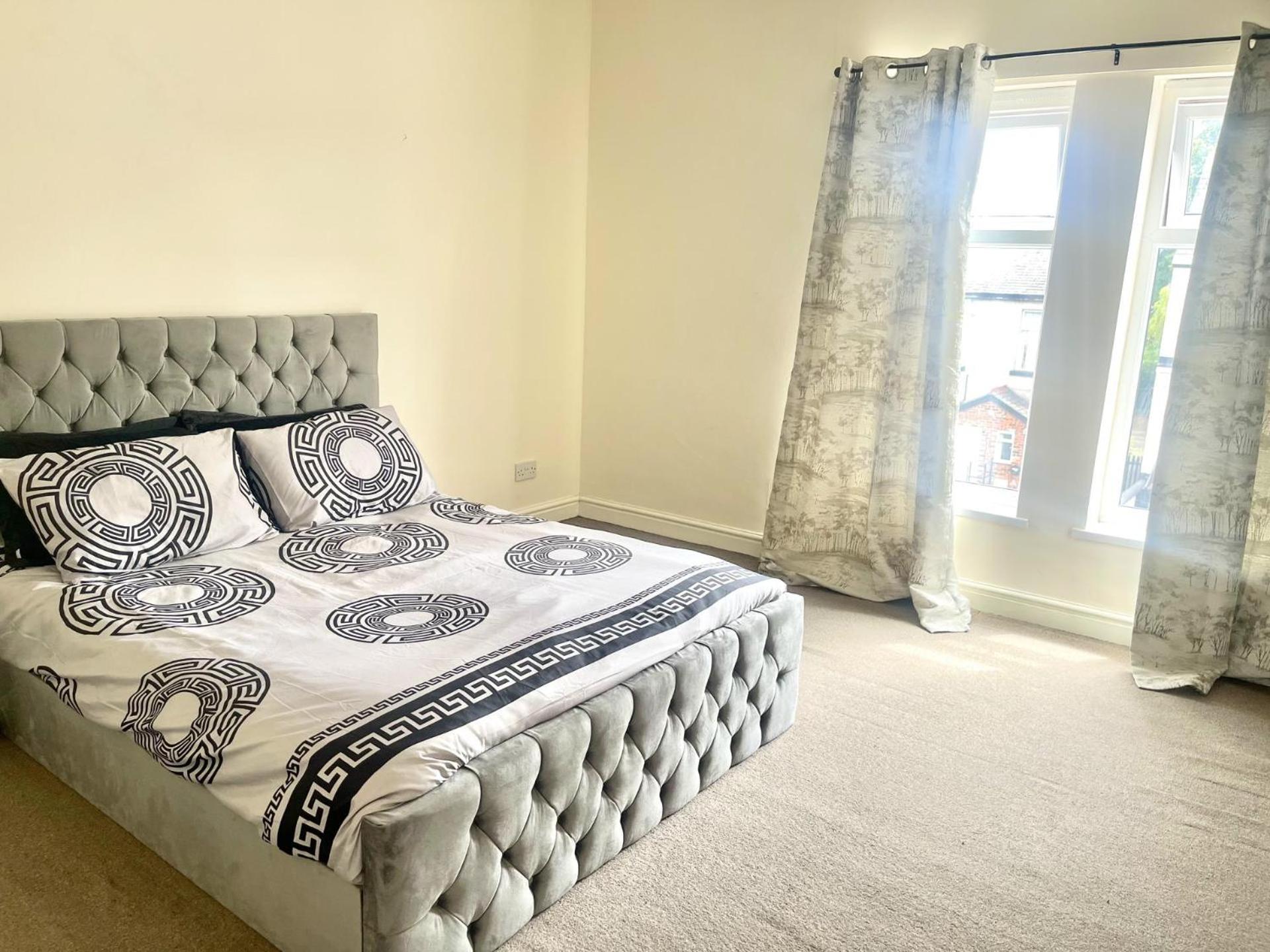 2-Bed Apartment - Sleeps 4 - Street Parking - Wifi Manchester Dış mekan fotoğraf
